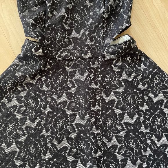 Abercrombie & Fitch Floral Cut Out Dress - Picture 4 of 9